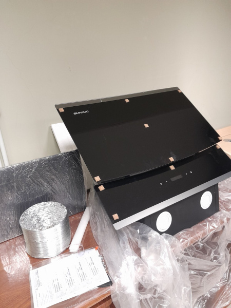 Вытяжка каминная кухонная SHIVAKI (Shivaki G360 Touch black) 700 м3/час, 660х600х410 Уценка! купить по самой низкой цене