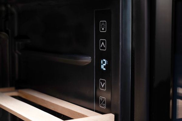 Холодильник винный VIVAX Low Frost CW-094S30 GB (30 бут/94л., диап.темп. 5-20°С,  3 полки) Black 0001325857 купить по самой низкой цене