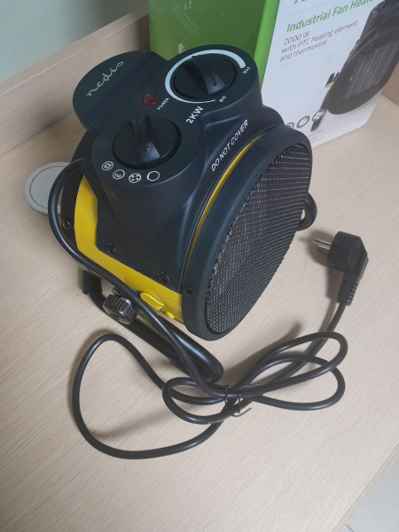 Тепловентилятор промышленный напольный SCARLETT HTIF20FYW (1000/2000Вт, керамич.нагреват, термостат) Уценка! купить по самой низкой цене