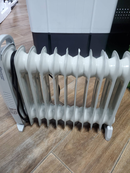 Обогреватель масляный Mesko MS 7806 (1200Вт, 11 секций, термостат, защита от перегрева) Уценка! купить по самой низкой цене